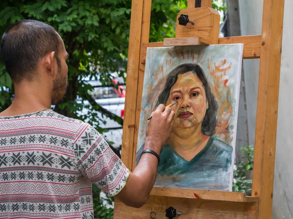 Художник рисует портрет азиатки, цвет масла на холсте — стоковое фото