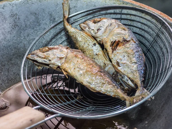 Carapau frito em escorredor — Fotografia de Stock