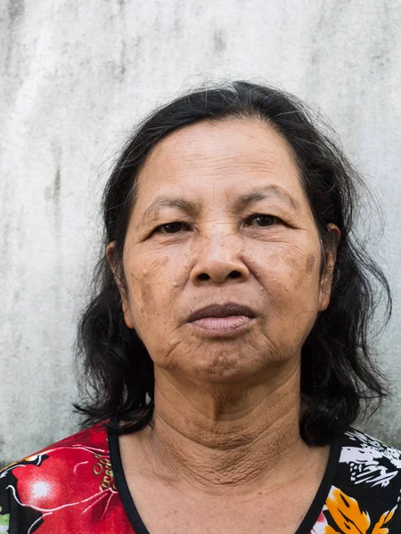 Закройте портрет старой тайской женщины — стоковое фото
