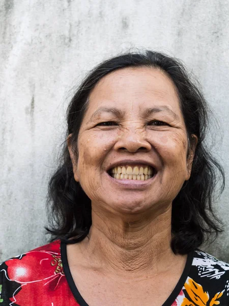 Eski Taylandlı kadın portre gülümseyerek kapatın