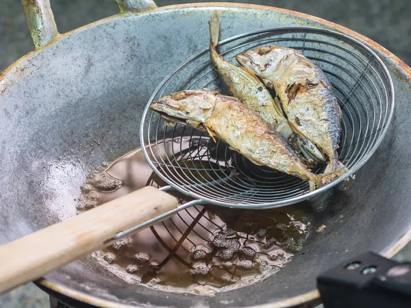 Carapau frito em escorredor — Fotografia de Stock