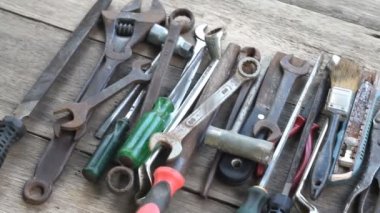 Aşağı eğimli ahşap arka plan üzerinde eski çalışma araçları
