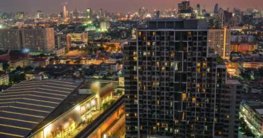 Bangkok, Tayland için yolda trafik ile yüksek görünümden Skytrain istasyonu 