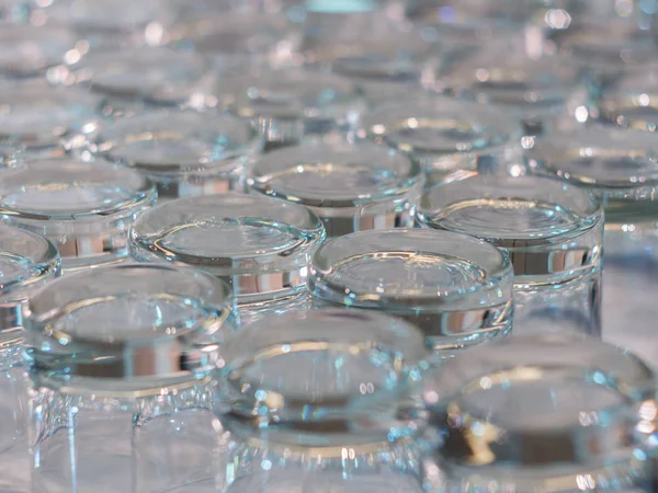 Набор стаканов для воды на банкет — стоковое фото