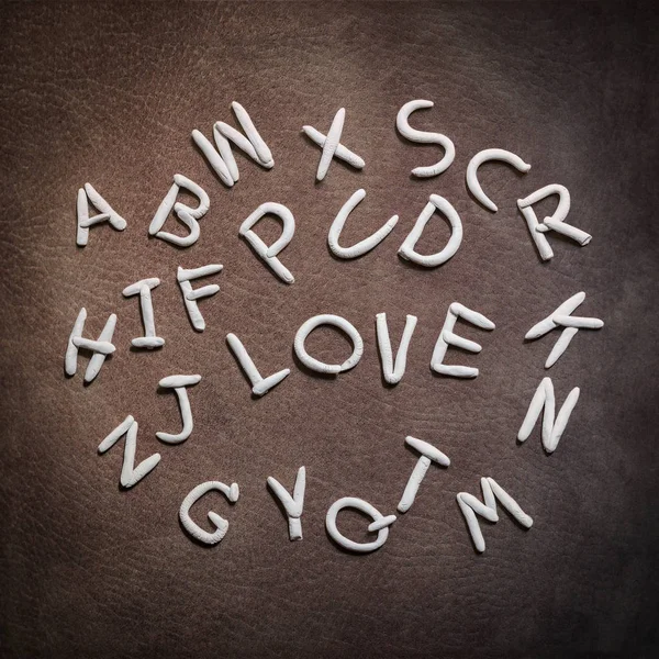 Forma lera av A-Z alfabetet med kärlek ordalydelsen i centrum — Stockfoto