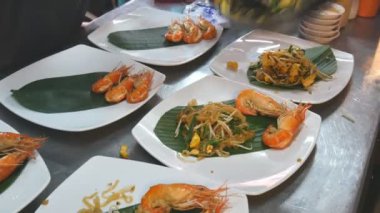 Şef kızarmış erişte yemek, ve sonra padthai hazırlamak sapları 