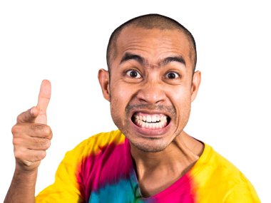 Beyaz zemin üzerine kızgın yüzü ile Asya adam işaret parmağı