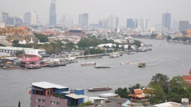 Bangkok, Tayland binanın arka plan ile yüksek görünümü nehir taşımacılığında ve Chaopraya Nehri 