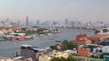 Yüksek görünüm Bangkok şehir manzarası ve Chao Phraya Nehri, vınlamak dışarı 