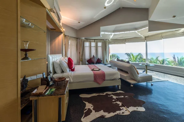 Estilo moderno de sala de estar com cama e vista para o mar — Fotografia de Stock