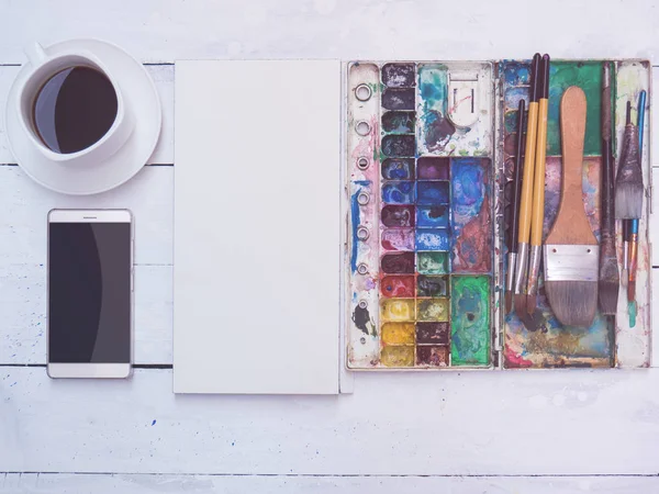 Kaffe och mobiltelefon med akvarell konst instrument, en Relaxation — Stockfoto