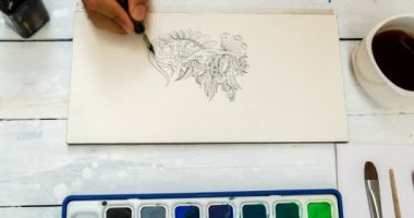 Kağıt üzerine suluboya ile kahve fincanı ahşap arka plan üzerinde doodle Hat sanatı Timelapse 