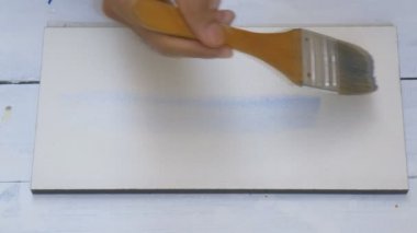Closeup el boyama büyük fırça ile kağıt üzerine suluboya