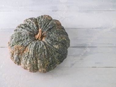 beyaz ahşap zemin üzerinde kabak