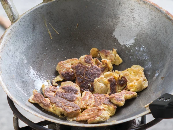 Gebratenes Omelett mit Scheibenbrot — Stockfoto