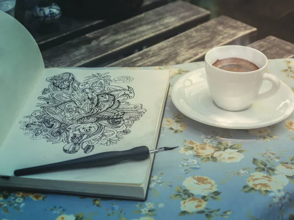 Dibujo Doodle line art por tinta negra sobre papel con café — Foto de Stock