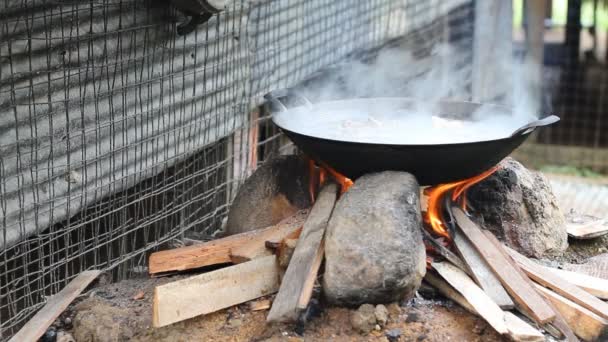 Kochen Von Schweinefleisch Pfanne Durch Verbrennen Von Brennholz Steinstücken Die — Stockvideo