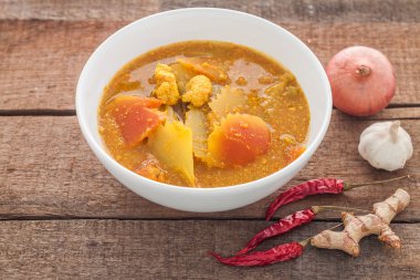 Balık ve papaya ile sarı köri
