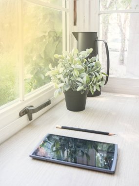 Tablet ve kalem pencere kafe köşesinde yakınındaki