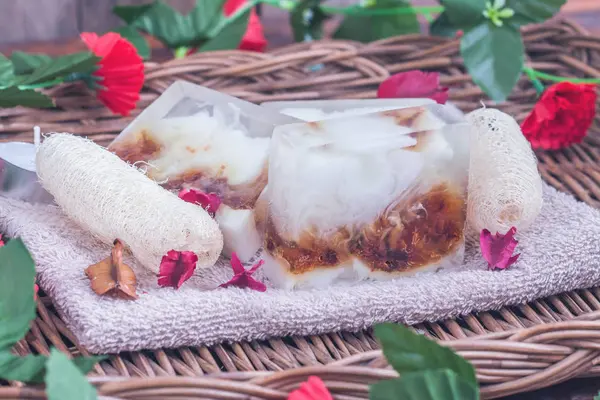 Natural spa beauty treatment products on tower in wicker basket — Stock Photo, Image