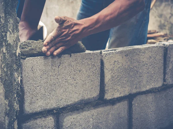 Os construtores de tijolos estão construindo paredes — Fotografia de Stock