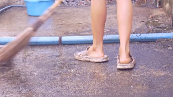 ブルームを使用して水で女性洗濯セメントの床 — ストック動画