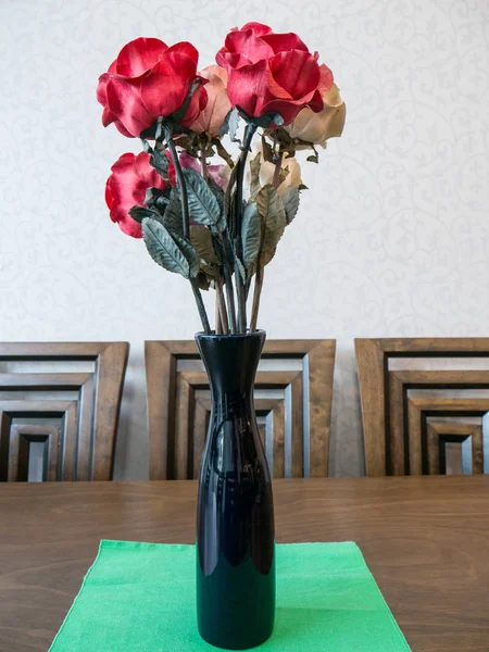 Buquê de flor de rosa vermelha artificial em vaso — Fotografia de Stock