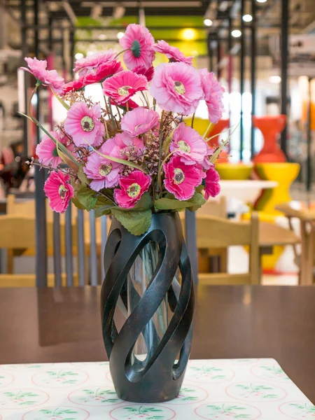 Masada vazoda pembe çiçek buketi — Stok fotoğraf