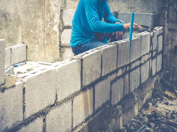 Os construtores de tijolos estão construindo paredes — Fotografia de Stock