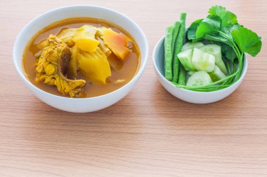 Balık ve taze bitkisel ile papaya ile sarı köri