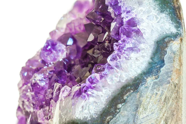 Nära håll Amethyst crystal en halvädelstenar pärla — Stockfoto