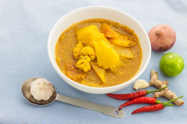 Yellow curry with fish and papaya — Stock Photo, Image