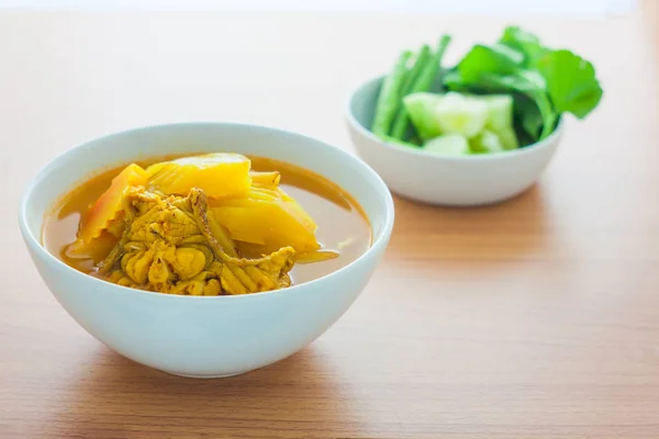 Curry amarillo con pescado y papaya con verduras frescas —  Fotos de Stock