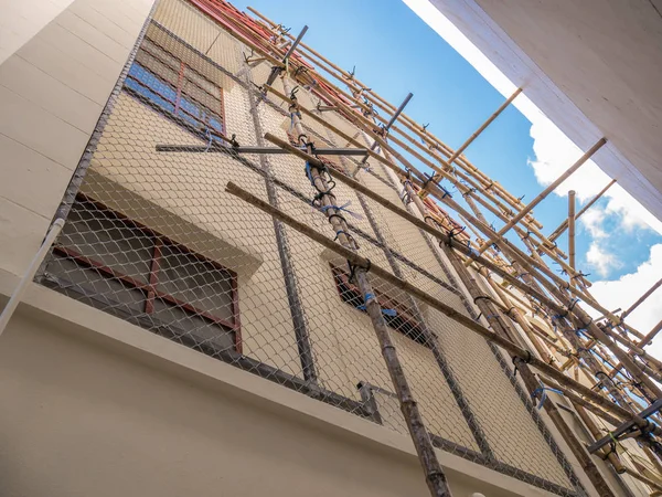 The house installs a metal mesh to protect th — Stock Photo, Image