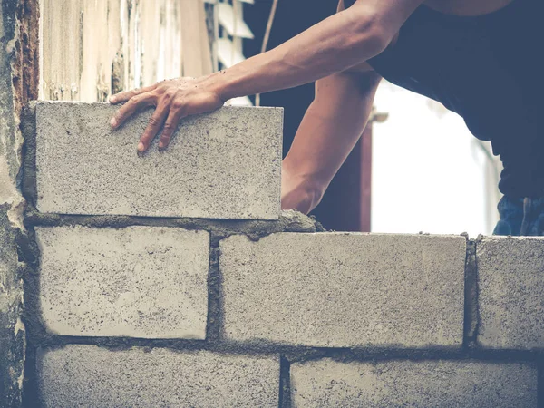 Os construtores de tijolos estão construindo paredes — Fotografia de Stock