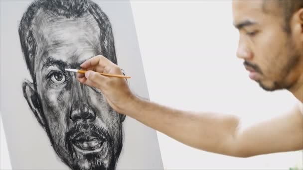 Σχέδιο Πορτραίτο άνδρα με μαύρο μελάνι, σε καμβά — Αρχείο Βίντεο