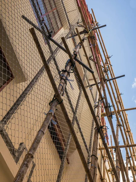 The house installs a metal mesh to protect th — Stock Photo, Image