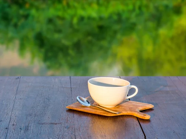 Gorąca kawa na drewniane spodek i na drewnianym stole — Zdjęcie stockowe
