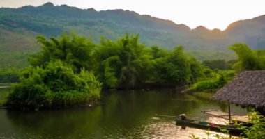 Nehir gece gün ağaç ve dağ ve mavi gökyüzü ile bota bambu