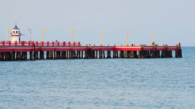 Öğleden sonra köprü Prachuapkhirikhan Koyu'ndaki deniz feneri