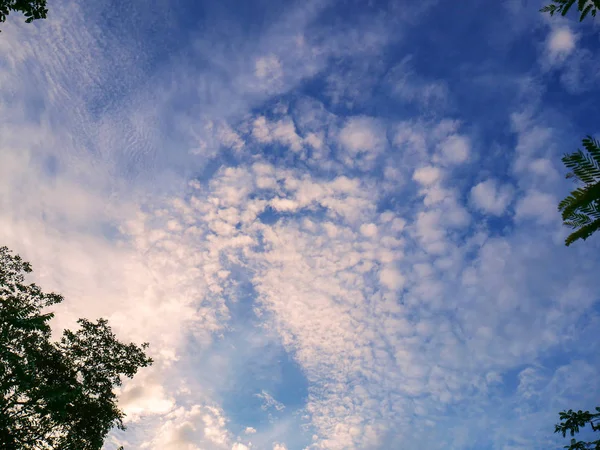 Blauwe lucht met wolk — Stockfoto