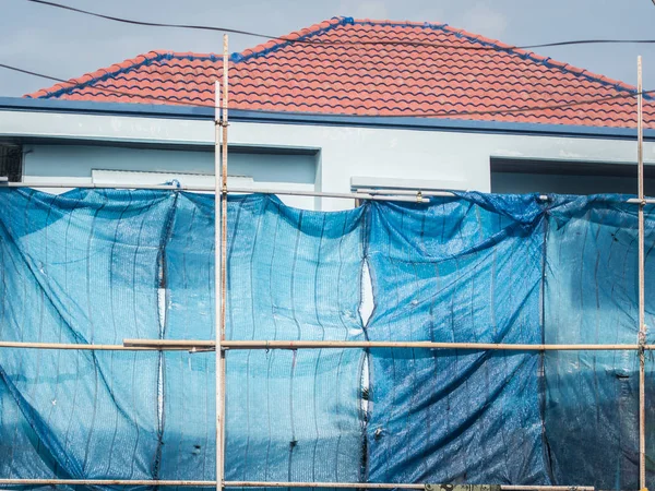 Domu instaluje Rusztowania budowlane z slan — Zdjęcie stockowe