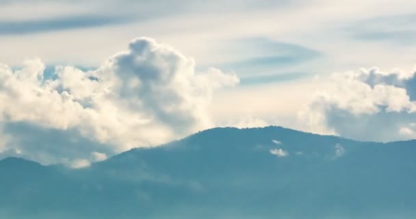 Падающие облака на горе — стоковое видео