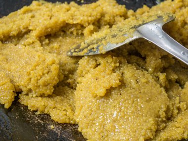 Haşlanmış darı, şeker, hindistan cevizi sütünden yapılmış Tay tatlısı