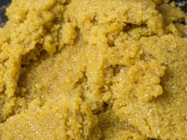 Haşlanmış darı, şeker, hindistan cevizi sütünden yapılmış Tay tatlısı