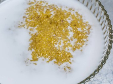 Haşlanmış darı, şeker, hindistan cevizi sütünden yapılmış Tay tatlısı