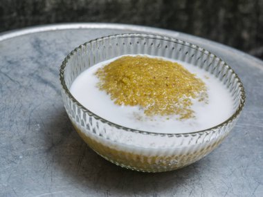 Haşlanmış darı, şeker, hindistan cevizi sütünden yapılmış Tay tatlısı