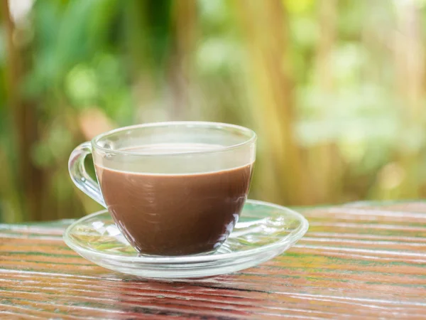 연기와 따뜻한 빛으로 컵에 뜨거운 코코아 — 스톡 사진