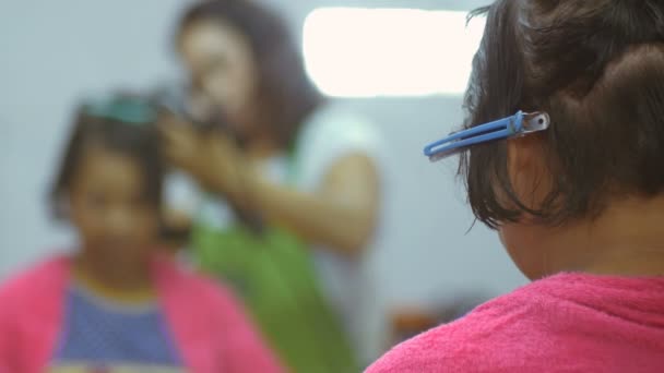 Penata rambut melakukan potongan rambut untuk wanita di Salon Tata Rambut — Stok Video
