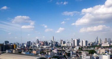 Geçen bulut ve Bangkok tren istasyonu, Tayland yakınındaki yolda trafik